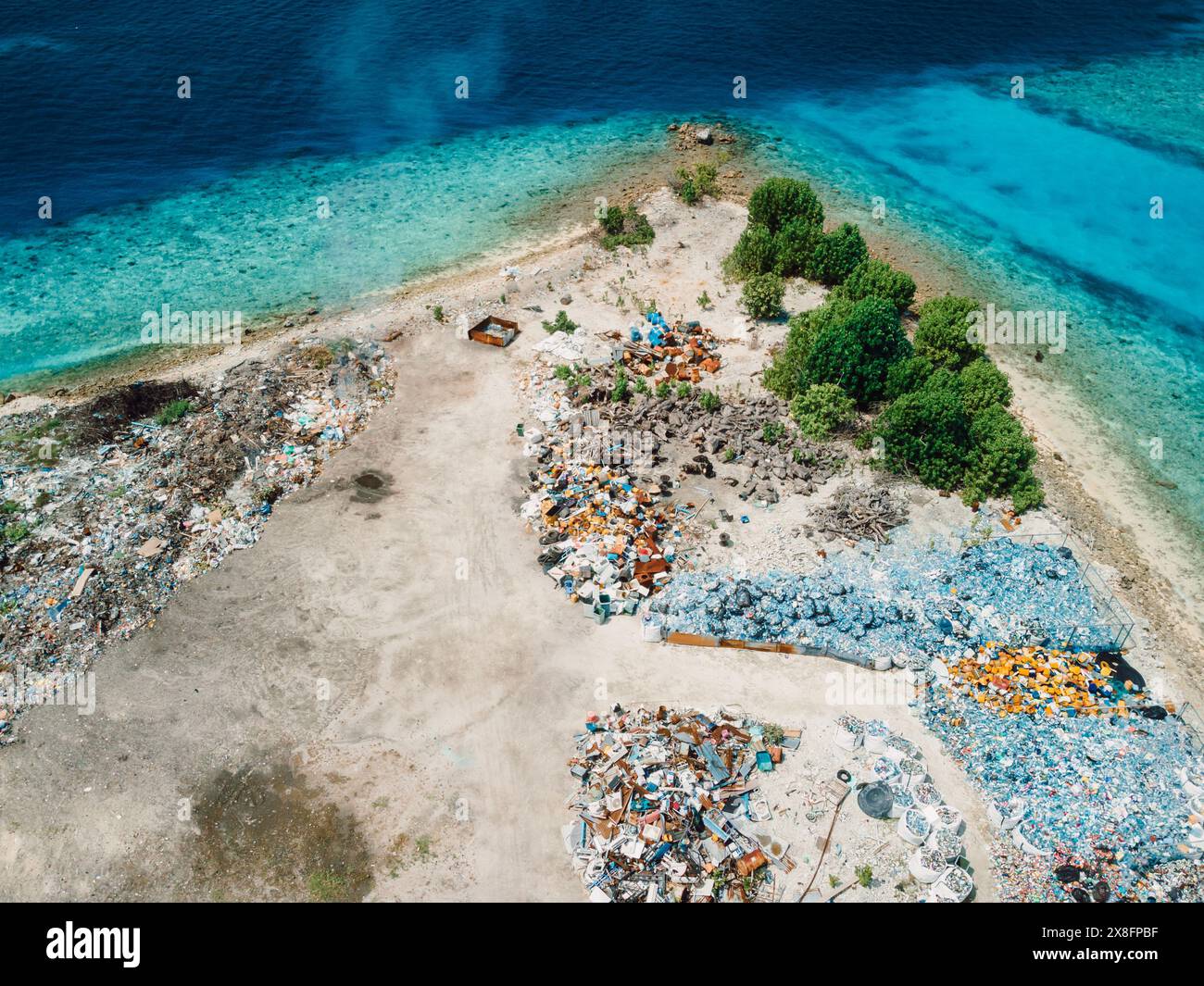 Mülldeponie auf der Insel auf den Malediven. Drohnenansicht der Verschmutzung durch Müll Stockfoto