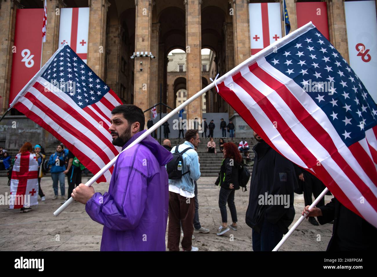 Mai 2024, Tiflis, Georgien. Ein Mann trägt die Flagge der Vereinigten Staaten von Amerika vor dem georgischen Parlament vor einem Protest. Quelle: Jay Kogler/Alamy Live News Stockfoto