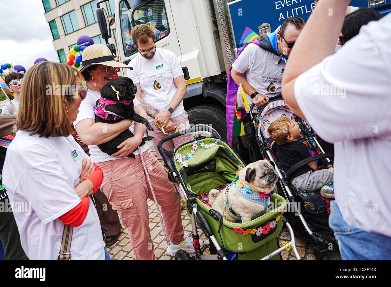 Stadtzentrum von Birmingham, 25. Mai 2024 – Zehntausende Besucher überfüllten die Straßen von Birmingham, um die STOLZ-Prozession durch die Straßen zu beobachten. Die jährliche Veranstaltung bringt Farbe und Freude in die West Midlands City. Die Veranstaltung findet vor dem STOLZ VON London und Brighton statt, typischerweise vor dem Spring Bank Holiday. Quelle: Stop Press Media/Alamy Live News Stockfoto