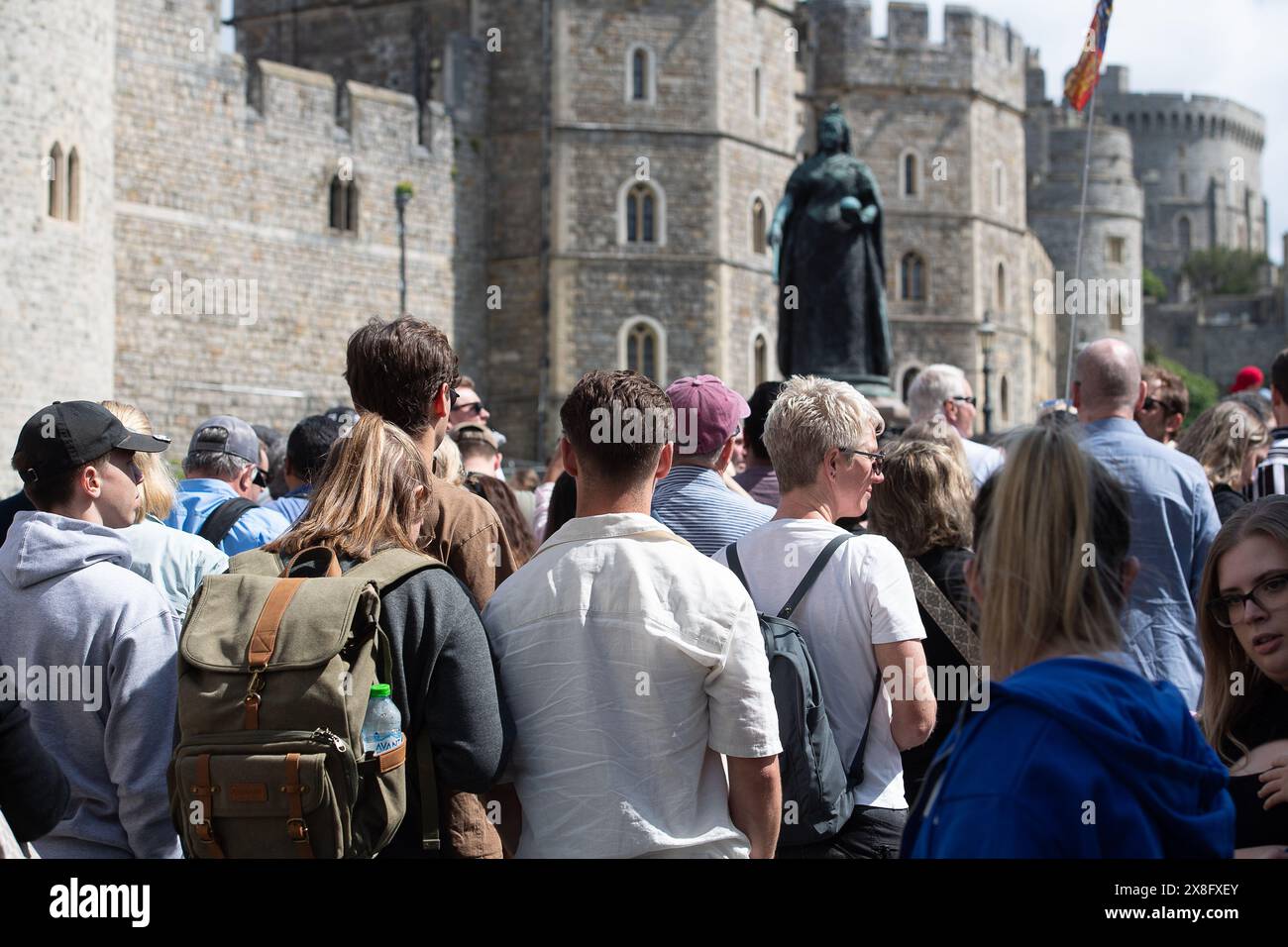 Eton, Windsor, Großbritannien. Mai 2024. Die Sonne brachte heute viele Besucher nach Royal Windsor, um die Wachwechsel auf dem Weg zum Schloss Windsor zu beobachten. Die Wachen heute waren die Windsor Castle Guard, das 1. Bataillon der Welsh Guards mit musikalischer Unterstützung durch die Band of the Brigade of Gurkhas. Quelle: Maureen McLean/Alamy Live News Stockfoto