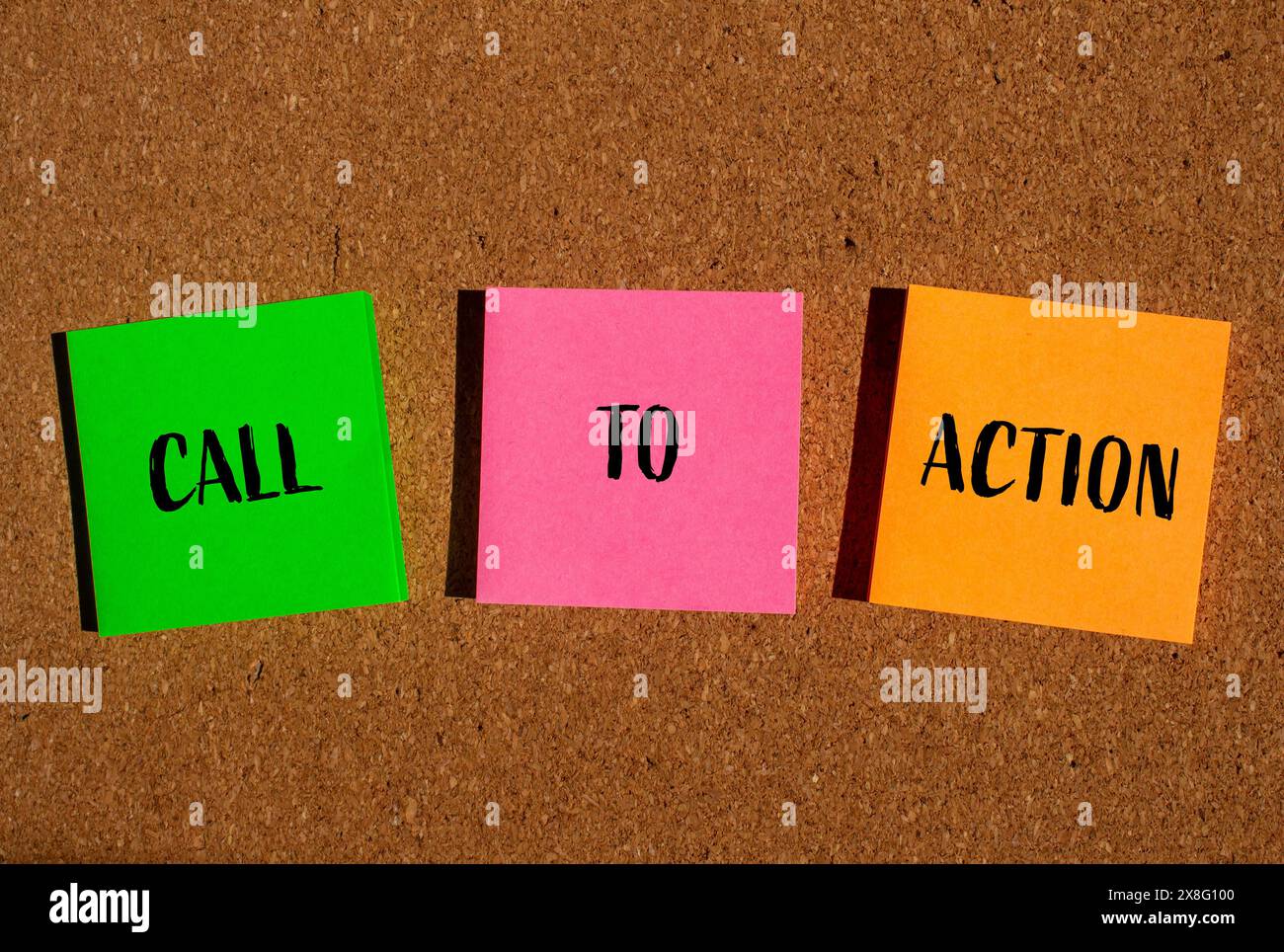 Handlungsaufforderungen auf bunten Papieren mit braunem Hintergrund. Konzeptionelles CTA-Symbol für Handlungsaufruf. Kopierbereich. Stockfoto