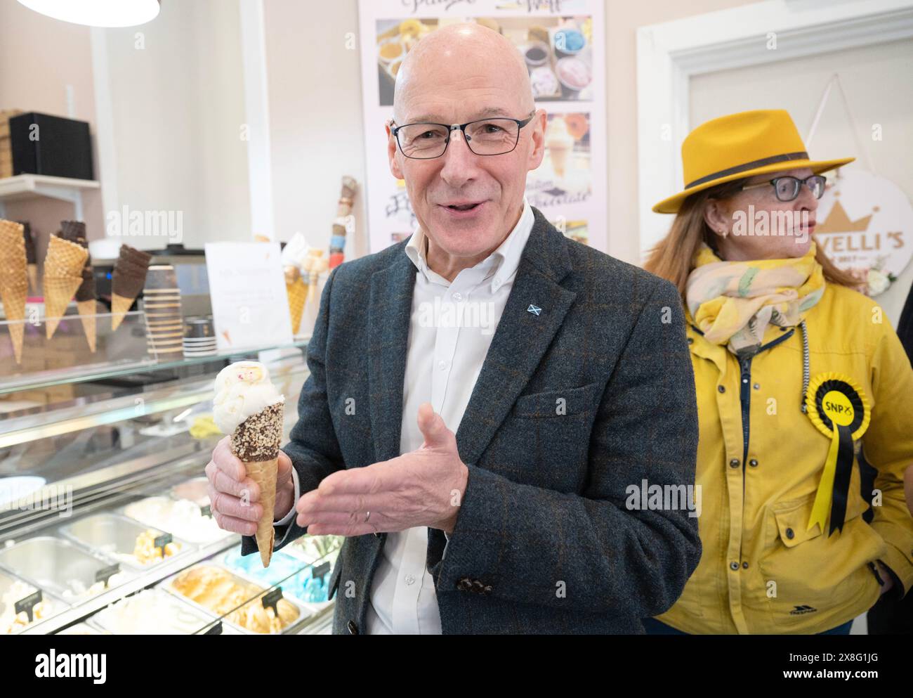 Der Vorsitzende der Scottish National Party (SNP) John Swinney während eines Besuchs in der Novellis Eisdiele in Burntisland, Fife, während er sich auf dem Wahlkampfpfad der Wahl befand. Bilddatum: Samstag, 25. Mai 2024. Stockfoto