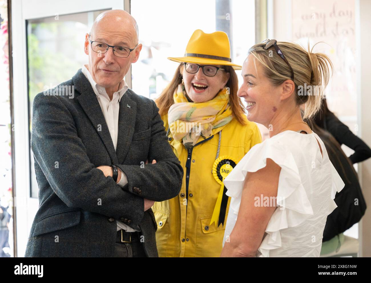 Der Vorsitzende der Scottish National Party (SNP) John Swinney und der SNP-Kandidat Lesley Blackhouse während eines Besuchs in der Novellis-Eisdiele in Burntisland, Fife, während er sich auf dem Wahlkampfpfad der Wahl befand. Bilddatum: Samstag, 25. Mai 2024. Stockfoto