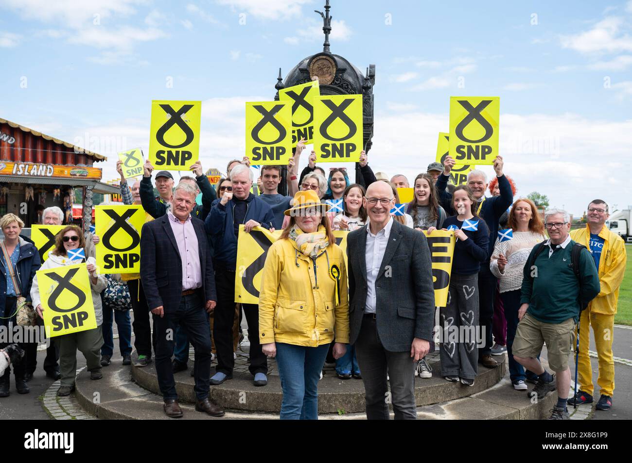 Der Vorsitzende der Scottish National Party (SNP) John Swinney und der SNP-Kandidat Lesley Blackhouse während eines Besuchs in der Novellis-Eisdiele in Burntisland, Fife, während er sich auf dem Wahlkampfpfad der Wahl befand. Bilddatum: Samstag, 25. Mai 2024. Stockfoto