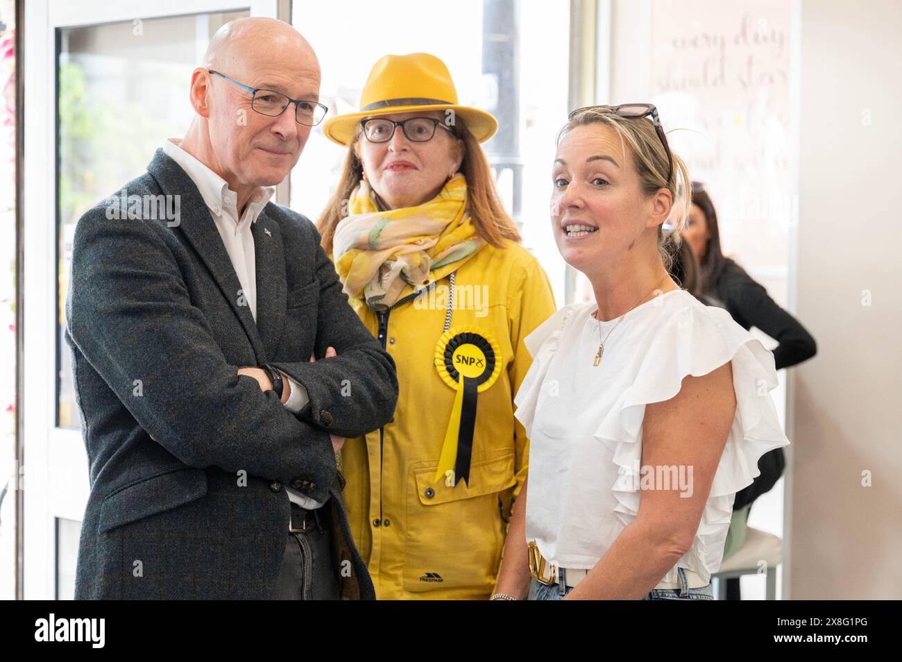 Der Vorsitzende der Scottish National Party (SNP) John Swinney und der SNP-Kandidat Lesley Blackhouse während eines Besuchs in der Novellis-Eisdiele in Burntisland, Fife, während er sich auf dem Wahlkampfpfad der Wahl befand. Bilddatum: Samstag, 25. Mai 2024. Stockfoto