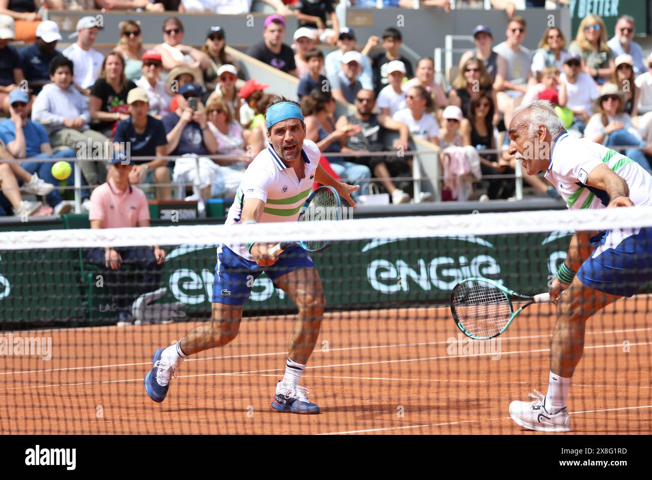 Thierry Larret/Maxppp. Tennis. Roland Garros 2024. Internationaux de France de Tennis. Stade Roland Garros, Paris (75). Le 25. mai. Journee Yannick NOAH. Match-Ausstellung sur le Court Philippe Chatrier : Mansour BAHRAMI et Arnaud CLEMENT vs Cedric PIOLINE et Fabrice SANTORO Credit: MAXPPP/Alamy Live News Stockfoto