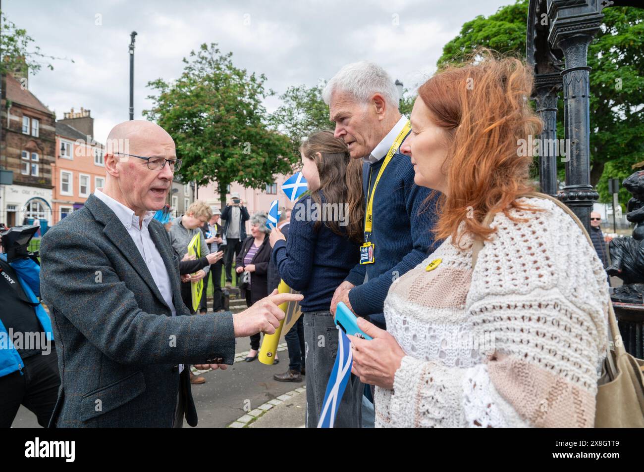 Der Vorsitzende der Scottish National Party (SNP), John Swinney, traf die Öffentlichkeit während eines Besuchs in der Novellis Eisdiele in Burntisland, Fife, während er sich auf dem Wahlkampfpfad für die allgemeinen Wahlen befand. Bilddatum: Samstag, 25. Mai 2024. Stockfoto