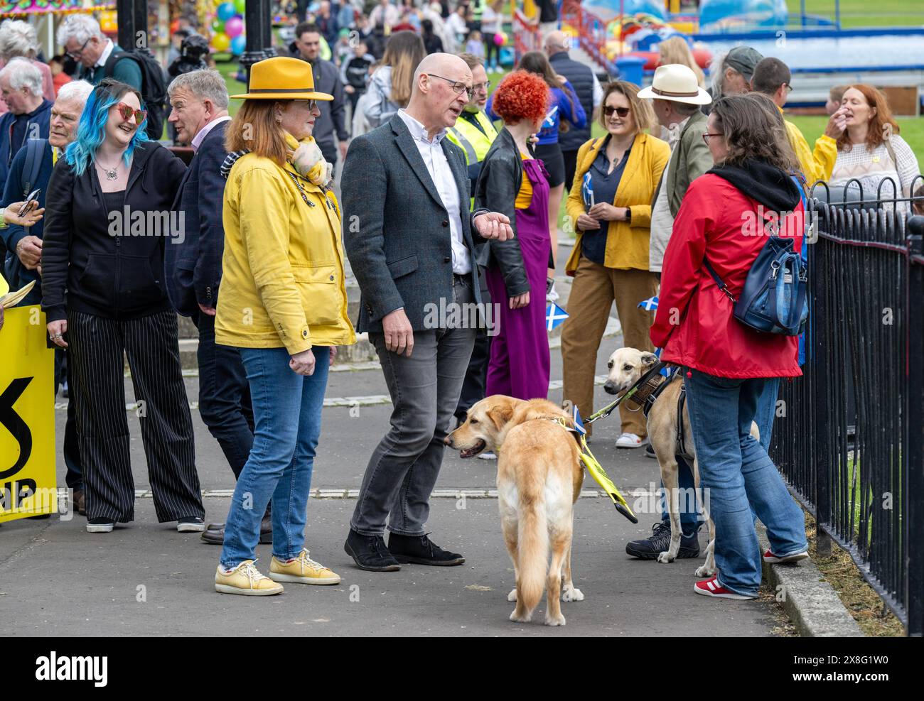 Der Vorsitzende der Scottish National Party (SNP), John Swinney, traf die Öffentlichkeit während eines Besuchs in der Novellis Eisdiele in Burntisland, Fife, während er sich auf dem Wahlkampfpfad für die allgemeinen Wahlen befand. Bilddatum: Samstag, 25. Mai 2024. Stockfoto