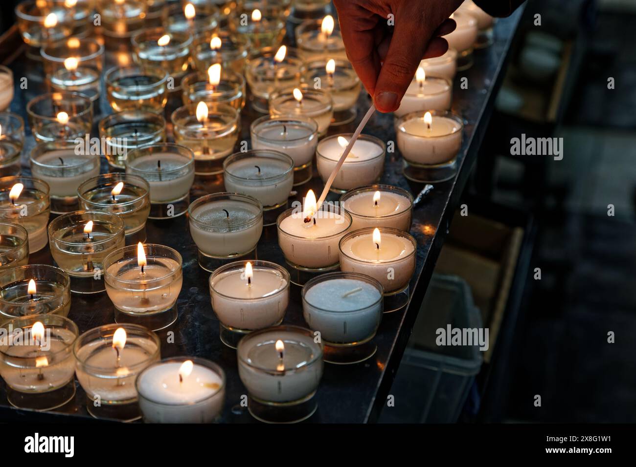 Zündet Kerzen in der Kirche für ein Gebet an. Fotos von Ruhe und Religion. Ruhige Orte des Friedens für die Menschen Stockfoto