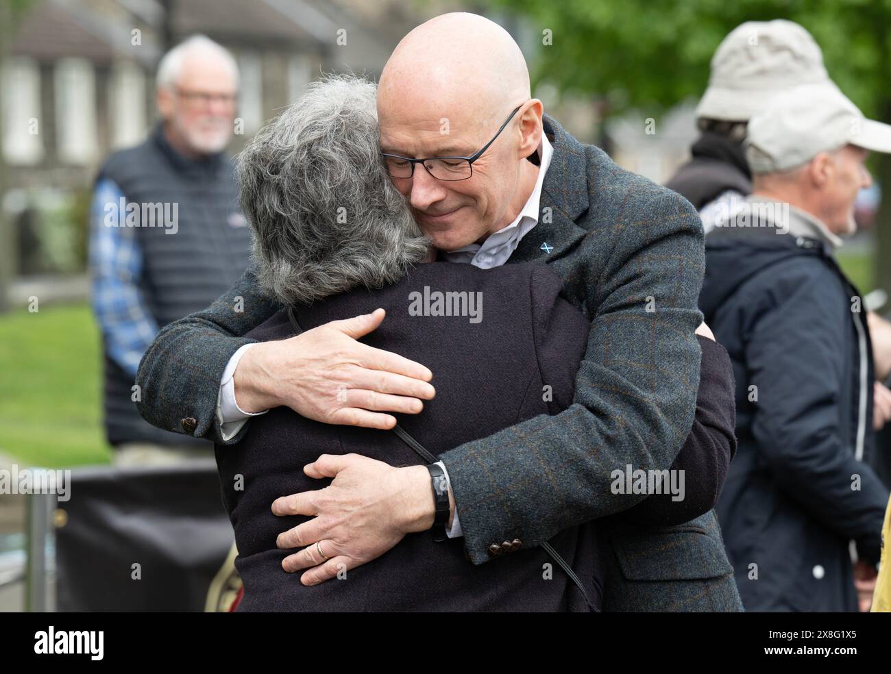 Der Vorsitzende der Scottish National Party (SNP), John Swinney, traf die Öffentlichkeit während eines Besuchs in der Novellis Eisdiele in Burntisland, Fife, während er sich auf dem Wahlkampfpfad für die allgemeinen Wahlen befand. Bilddatum: Samstag, 25. Mai 2024. Stockfoto