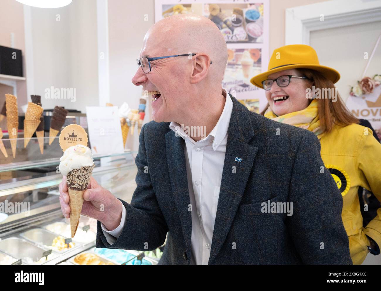 Der Vorsitzende der Scottish National Party (SNP) John Swinney und der SNP-Kandidat Lesley Blackhouse während eines Besuchs in der Novellis-Eisdiele in Burntisland, Fife, während er sich auf dem Wahlkampfpfad der Wahl befand. Bilddatum: Samstag, 25. Mai 2024. Stockfoto