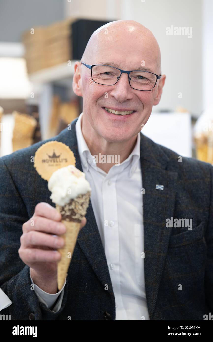 Der Vorsitzende der Scottish National Party (SNP) John Swinney während eines Besuchs in der Novellis Eisdiele in Burntisland, Fife, während er sich auf dem Wahlkampfpfad der Wahl befand. Bilddatum: Samstag, 25. Mai 2024. Stockfoto