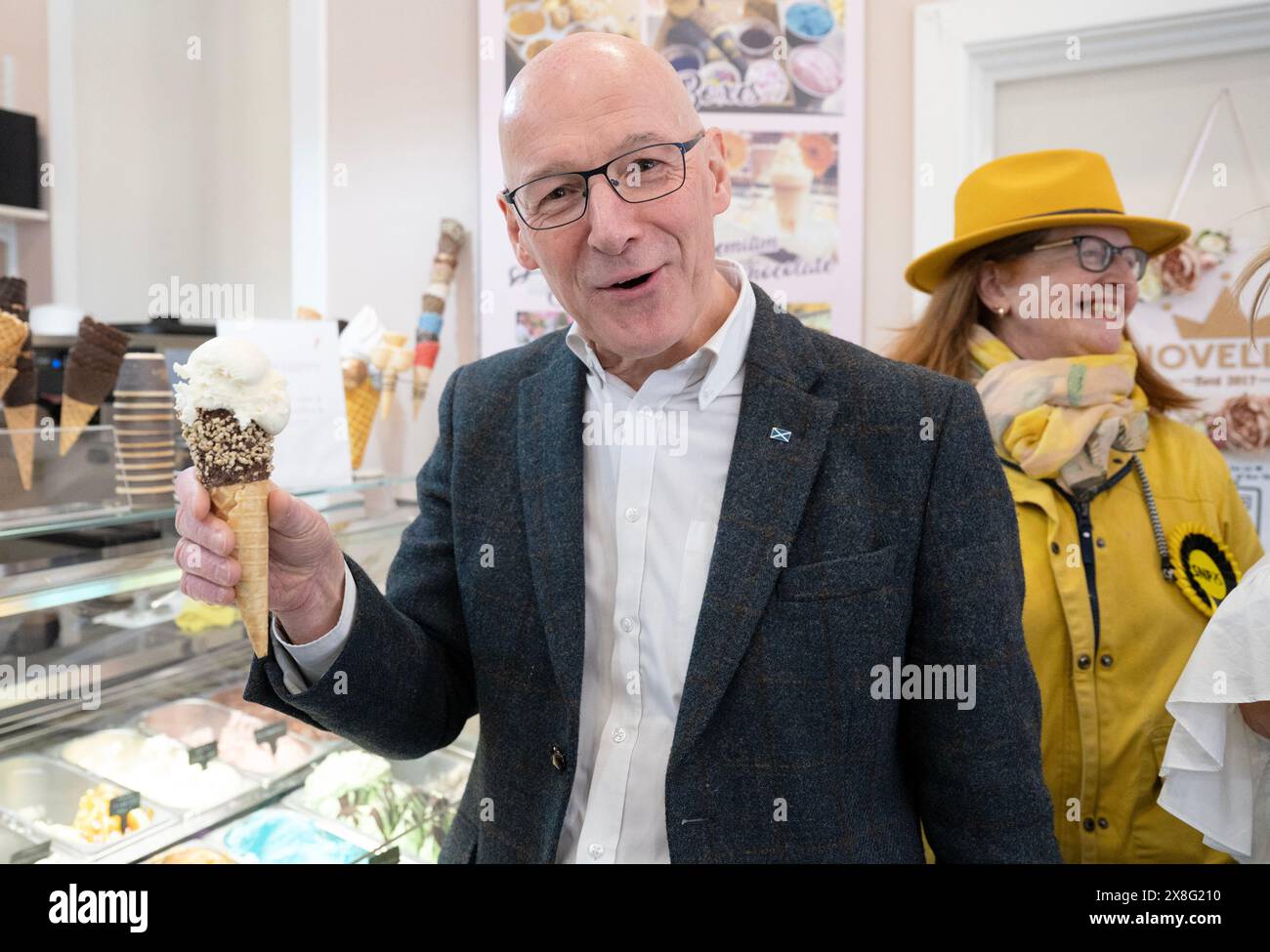Der Vorsitzende der Scottish National Party (SNP) John Swinney während eines Besuchs in der Novellis Eisdiele in Burntisland, Fife, während er sich auf dem Wahlkampfpfad der Wahl befand. Bilddatum: Samstag, 25. Mai 2024. Stockfoto