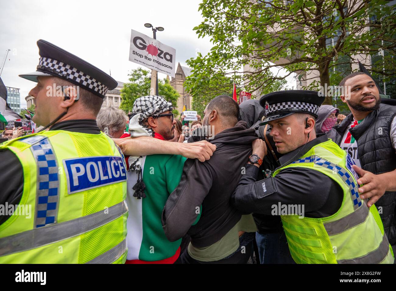 Demonstranten stoßen mit der Polizei zusammen. Palestischer Protest wird durch pro-israelische Demonstration blockiert. Der palestianische Protest stellte sich gegen den pro-israelischen Protest auf dem St. Peter's Square in Manchester. Der palästinensermarsch versuchte daraufhin, die Oxford Road nach Manchester hinunter zu marschieren, wurde aber durch den Pro-Israel-Protest verhindert. Die Polizei intervenierte, wobei Demonstranten drängten, aber sie wurden getrennt. Schließlich durfte der marsch stattfinden, wobei die Polizei die beiden Seiten getrennt hielt. Einige Polizisten zogen ihre Schlagstöcke und benutzten sie, um die Menge zu kontrollieren. Manchester UK. Bild: gary Roberts/worldwidefeatures.com Stockfoto