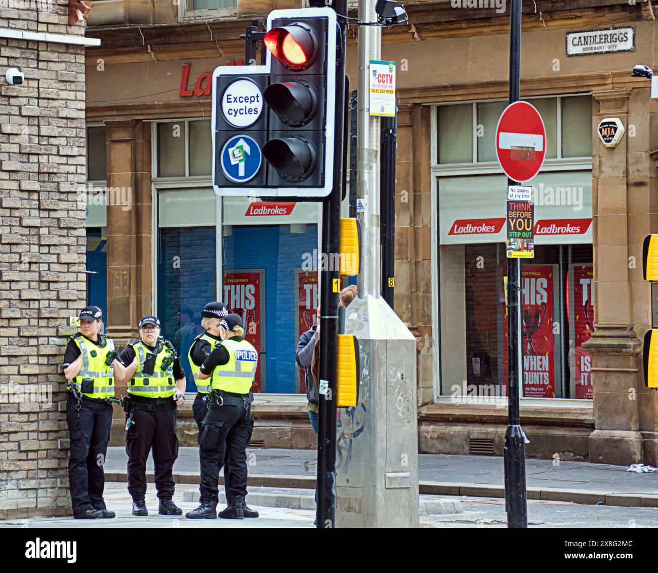 Glasgow, Schottland, Großbritannien. 25. Mai 2024: Starke Polizeipräsenz für Cup-Fans während sich celtic-Fans zu einem marsch von glasgow Green zum Spiel versammeln, gibt es eine starke Polizeipräsenz rund um glasgow Cross und die Handelsstadt wegen der Feierlichkeiten in den letzten Wochen. Credit Gerard Ferry /Alamy Live News Stockfoto