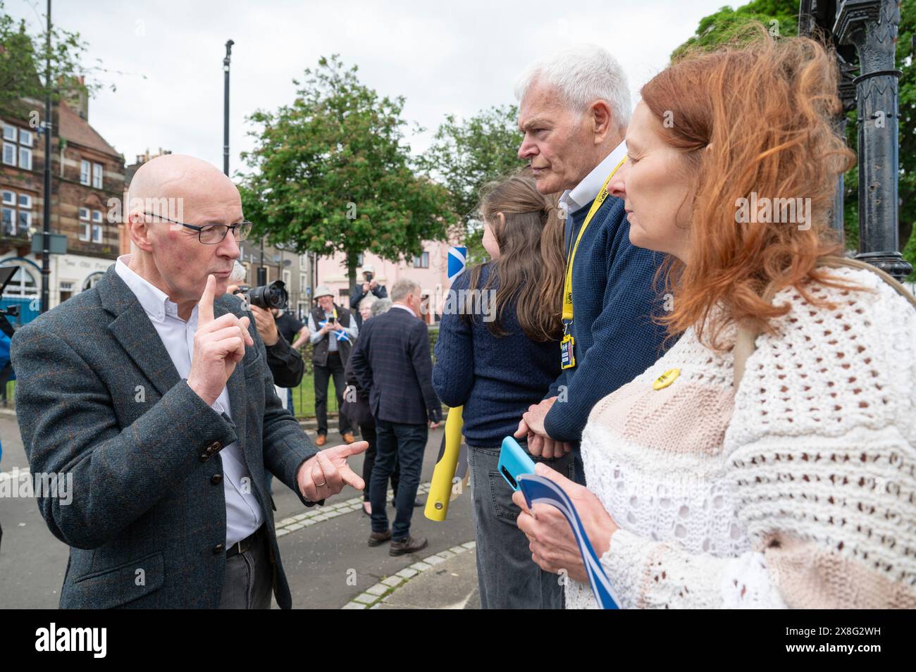 Der Vorsitzende der Scottish National Party (SNP), John Swinney, traf die Öffentlichkeit während eines Besuchs in der Novellis Eisdiele in Burntisland, Fife, während er sich auf dem Wahlkampfpfad für die allgemeinen Wahlen befand. Bilddatum: Samstag, 25. Mai 2024. Stockfoto