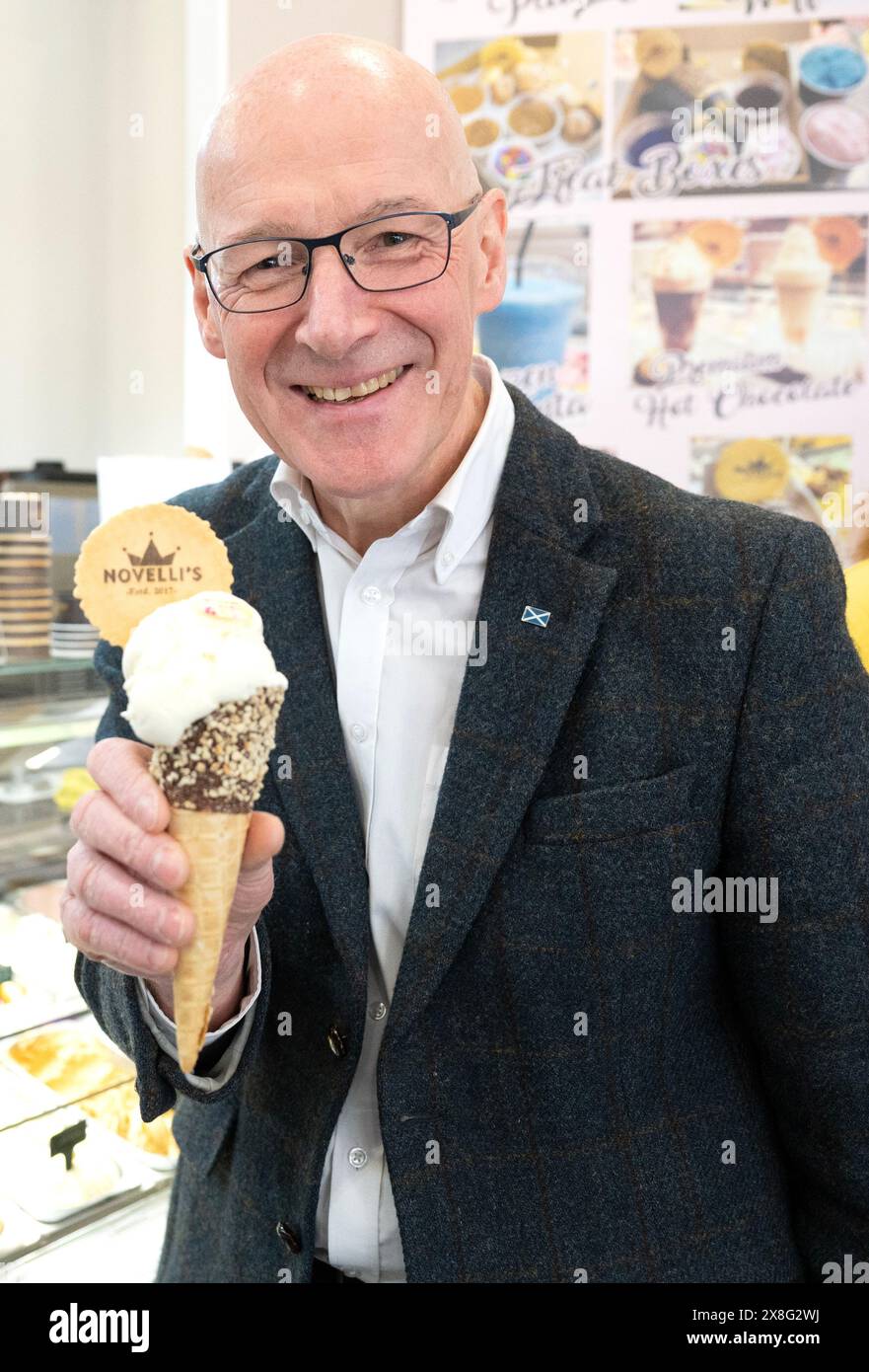 Der Vorsitzende der Scottish National Party (SNP) John Swinney während eines Besuchs in der Novellis Eisdiele in Burntisland, Fife, während er sich auf dem Wahlkampfpfad der Wahl befand. Bilddatum: Samstag, 25. Mai 2024. Stockfoto