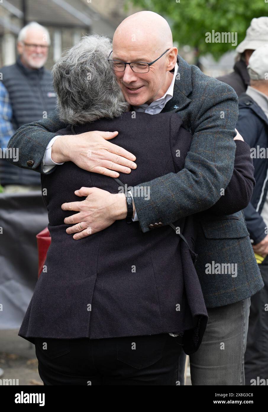 Der Vorsitzende der Scottish National Party (SNP), John Swinney, traf die Öffentlichkeit während eines Besuchs in der Novellis Eisdiele in Burntisland, Fife, während er sich auf dem Wahlkampfpfad für die allgemeinen Wahlen befand. Bilddatum: Samstag, 25. Mai 2024. Stockfoto