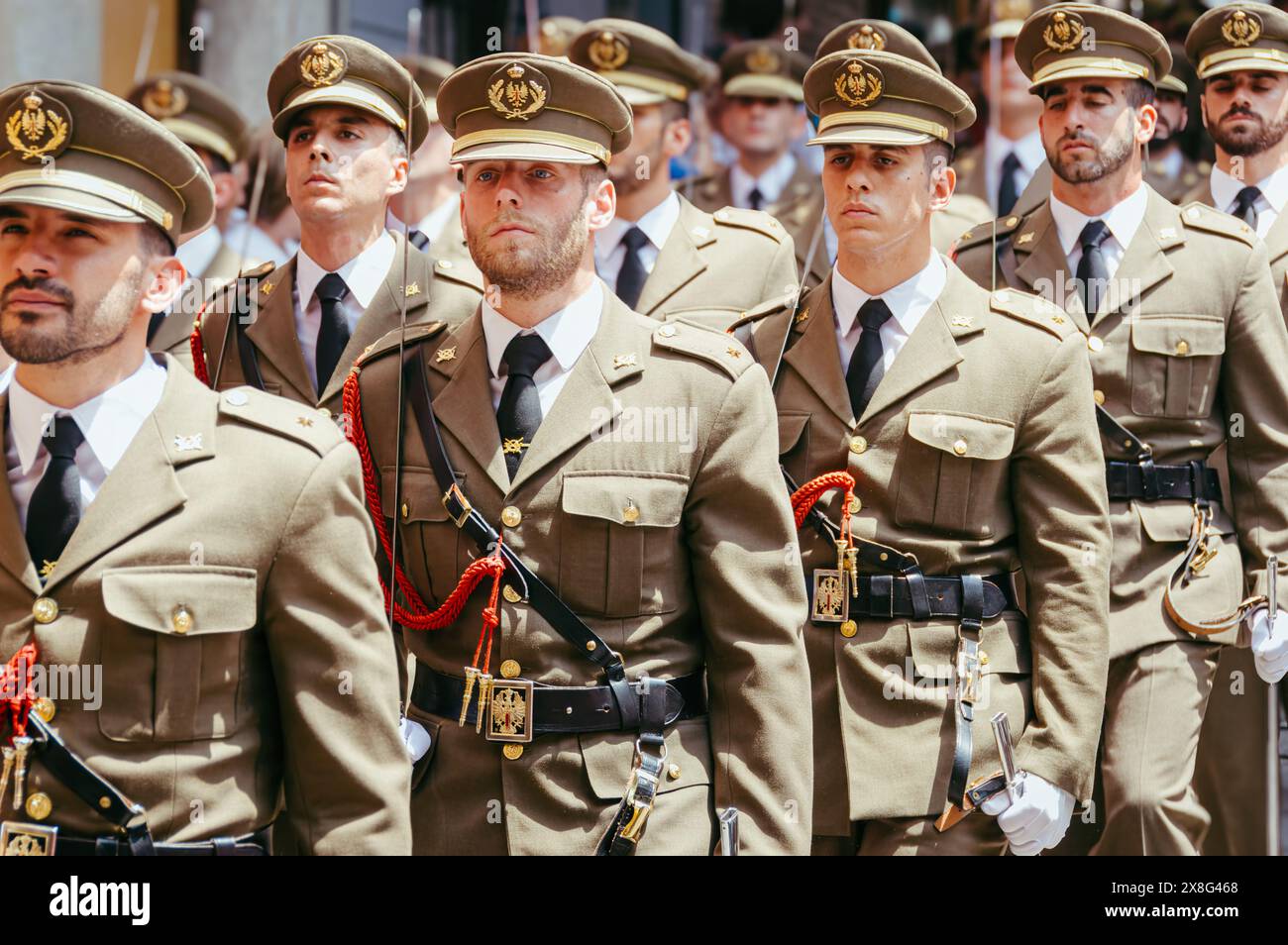 Toledo, Spanien, 19. Juni 2014: Feierliche Prozession: Das Militär bei Fronleichnam in Toledo Stockfoto