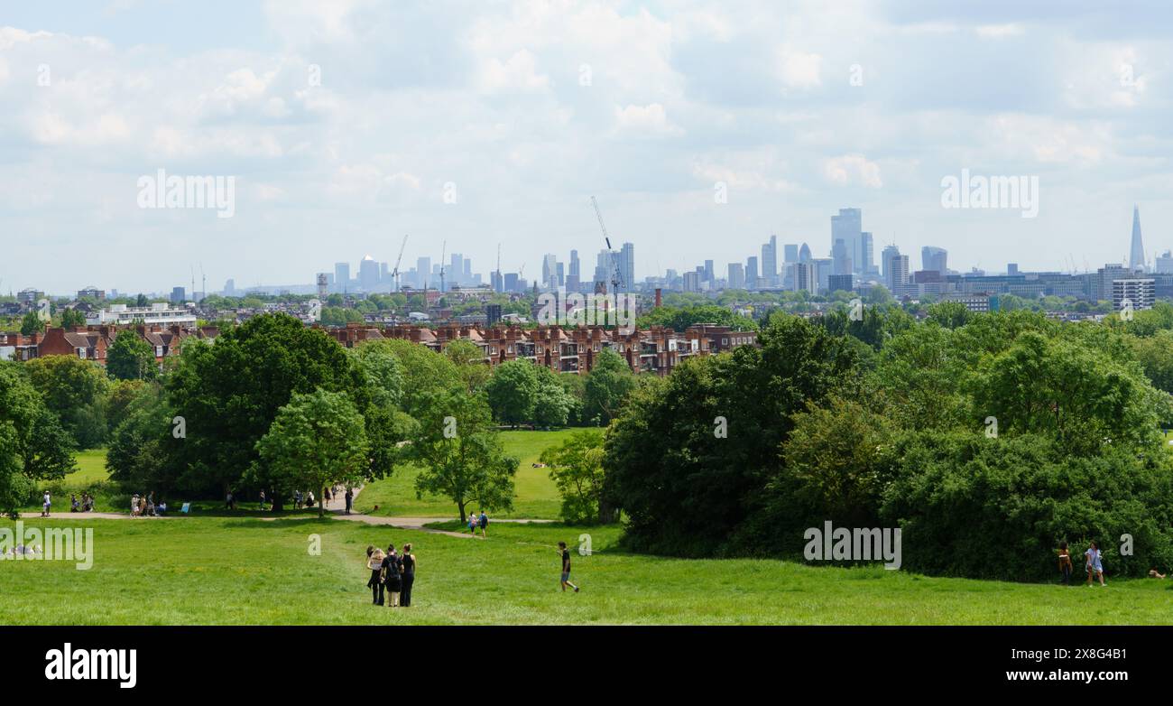 Hampstead Heath, London, Großbritannien. Mai 2024. Der Sonnenschein von Bank Holiday bringt die Menschen nach Hampstead Heath, um das wärmere Wetter zu genießen. Der klare Himmel bietet einen Blick über das Zentrum von London vom Parliament Hill aus. Bridget Catterall/Alamy Live News Stockfoto