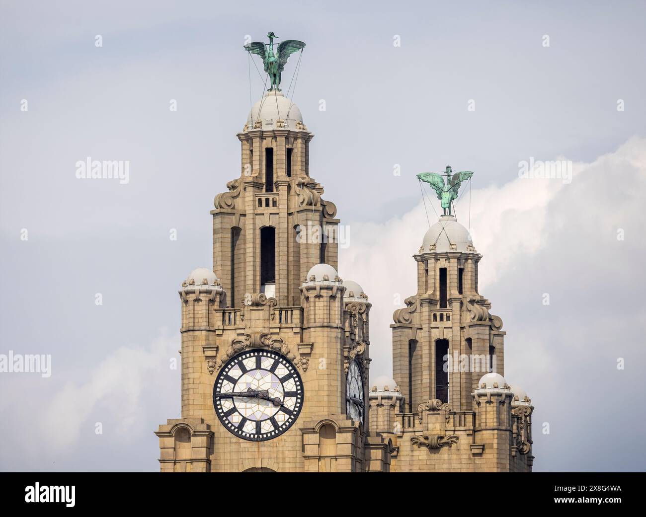 Nahaufnahme der beiden Lebervögel und Zifferblatt oben auf dem Royal Liver Building an der Uferpromenade vom Fluss Mersey, Liverpool, Merseyside, Stockfoto