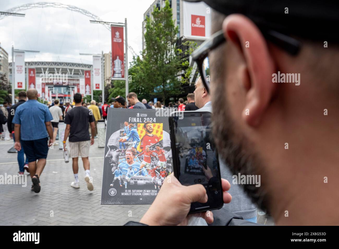 London, Großbritannien. 25. Mai 2024. Ein offizielles Programm wird fotografiert, als die Fans zum FA Cup Finale zwischen Manchester City und Manchester United im Wembley Stadium eintreffen, eine Wiederholung des letzten Jahres. In der Gegend wurde ein Alkoholverbot verhängt, um die Menschenmenge zu schützen. Quelle: Stephen Chung / Alamy Live News Stockfoto