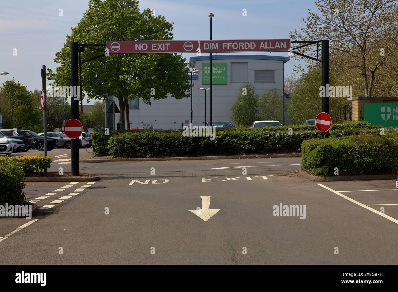 Eine deutlich sichtbare Gantry mit Höhenbegrenzung und Beschilderung in Walisisch und Englisch, dass es KEINEN AUSGANG von diesem Ende des Parkplatzes gibt. Stockfoto
