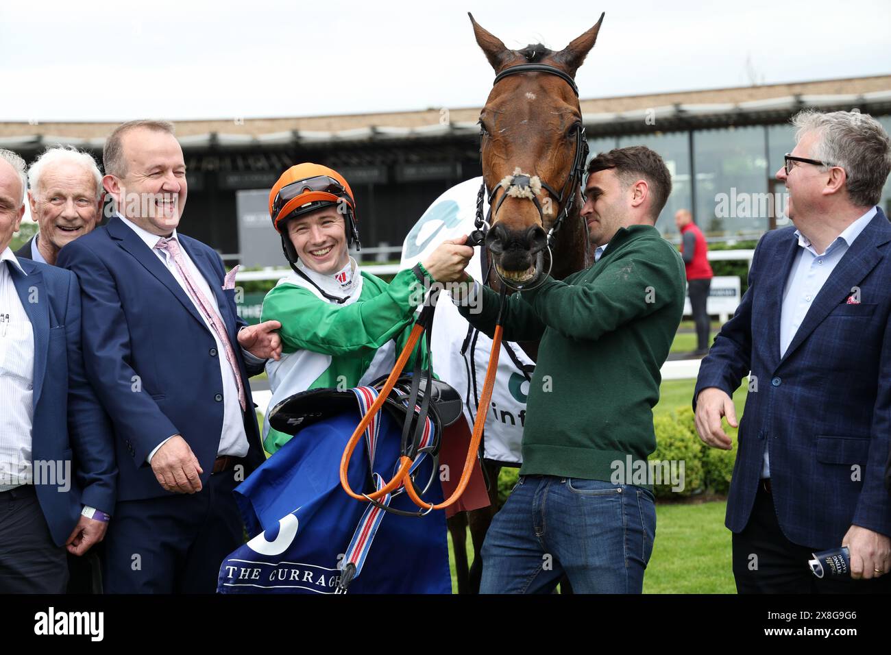 Crystal Black mit Jockey Colin Keane, nachdem er das Infinite Energy Handicap (Premier Handicap) beim Tattersalls Irish 2000 Guineas Day auf der Rennbahn Curragh, County Kildare gewonnen hatte. Bilddatum: Samstag, 25. Mai 2024. Stockfoto