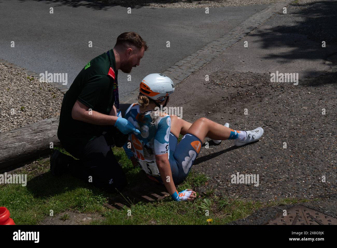 Megan JASTRAB für das Team DSM-FIRMENICH POSTNL auf dem Boden nach einem Unfall während der zweiten Stufe des Ford Ride London Classique in Maldon, Essex. Stockfoto