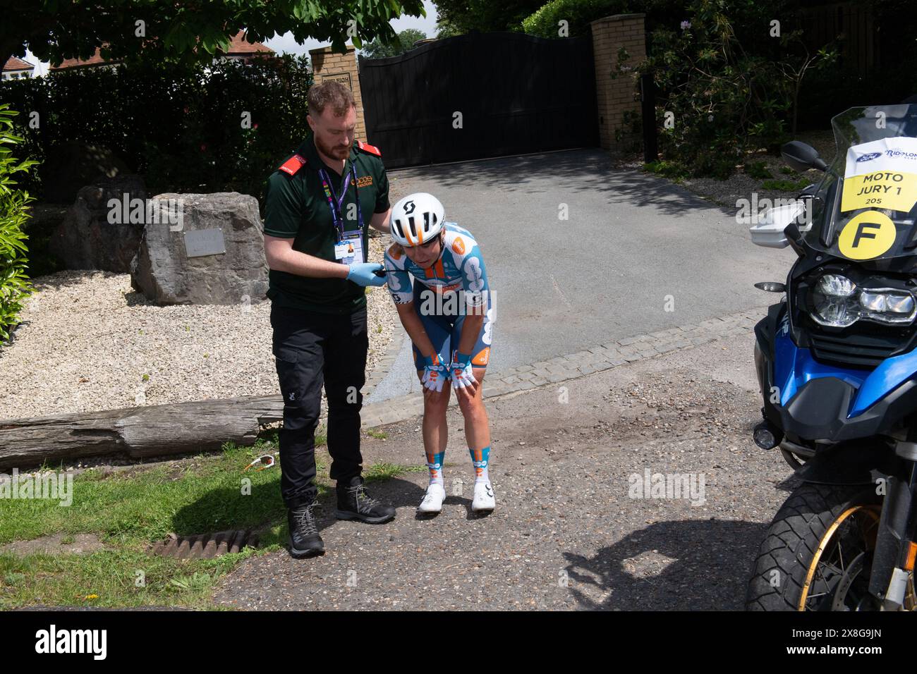 Megan JASTRAB für das Team DSM-FIRMENICH POSTNL auf dem Boden nach einem Unfall während der zweiten Stufe des Ford Ride London Classique in Maldon, Essex. Stockfoto