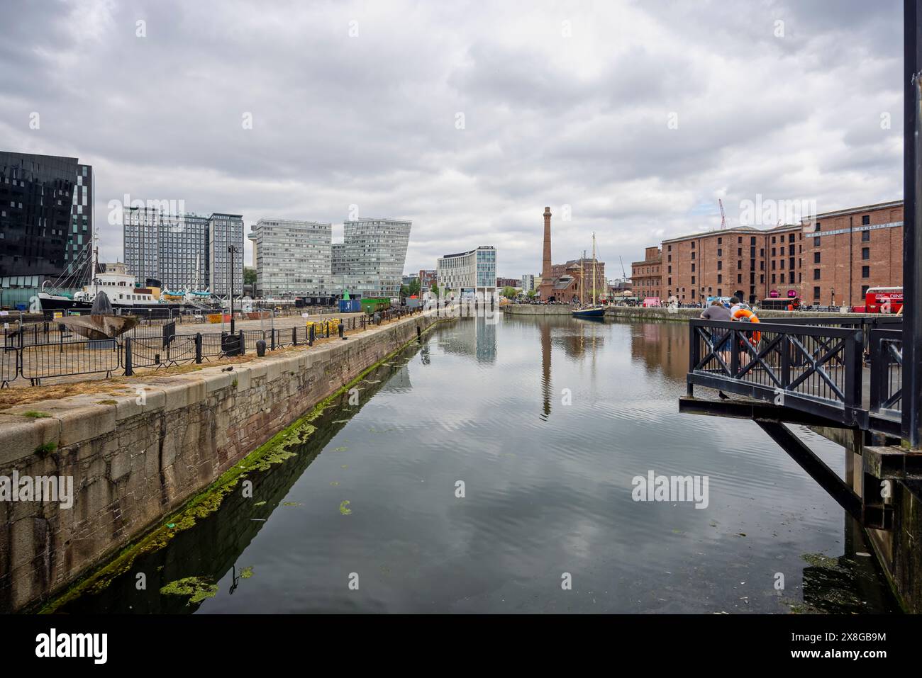 Die Pump House Bar und die Schornstein- und Ufergebäude aus den Royal Albert Docks, Liverpool, Merseyside, Großbritannien am 20. Mai 2024 Stockfoto
