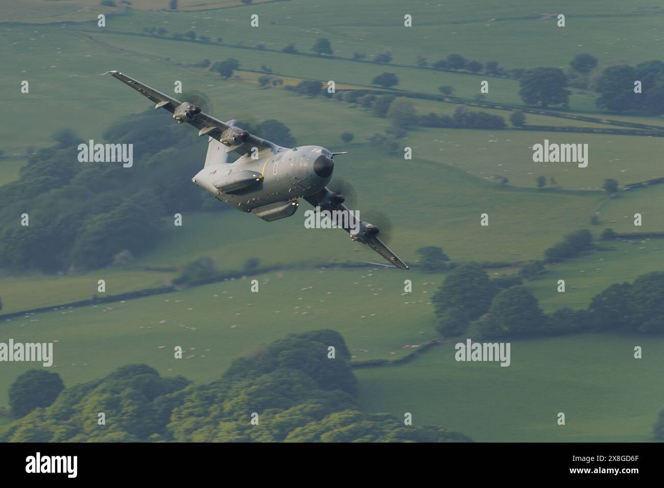 RAF A400M bei einem Training auf niedrigem Niveau im Wye Valley Stockfoto