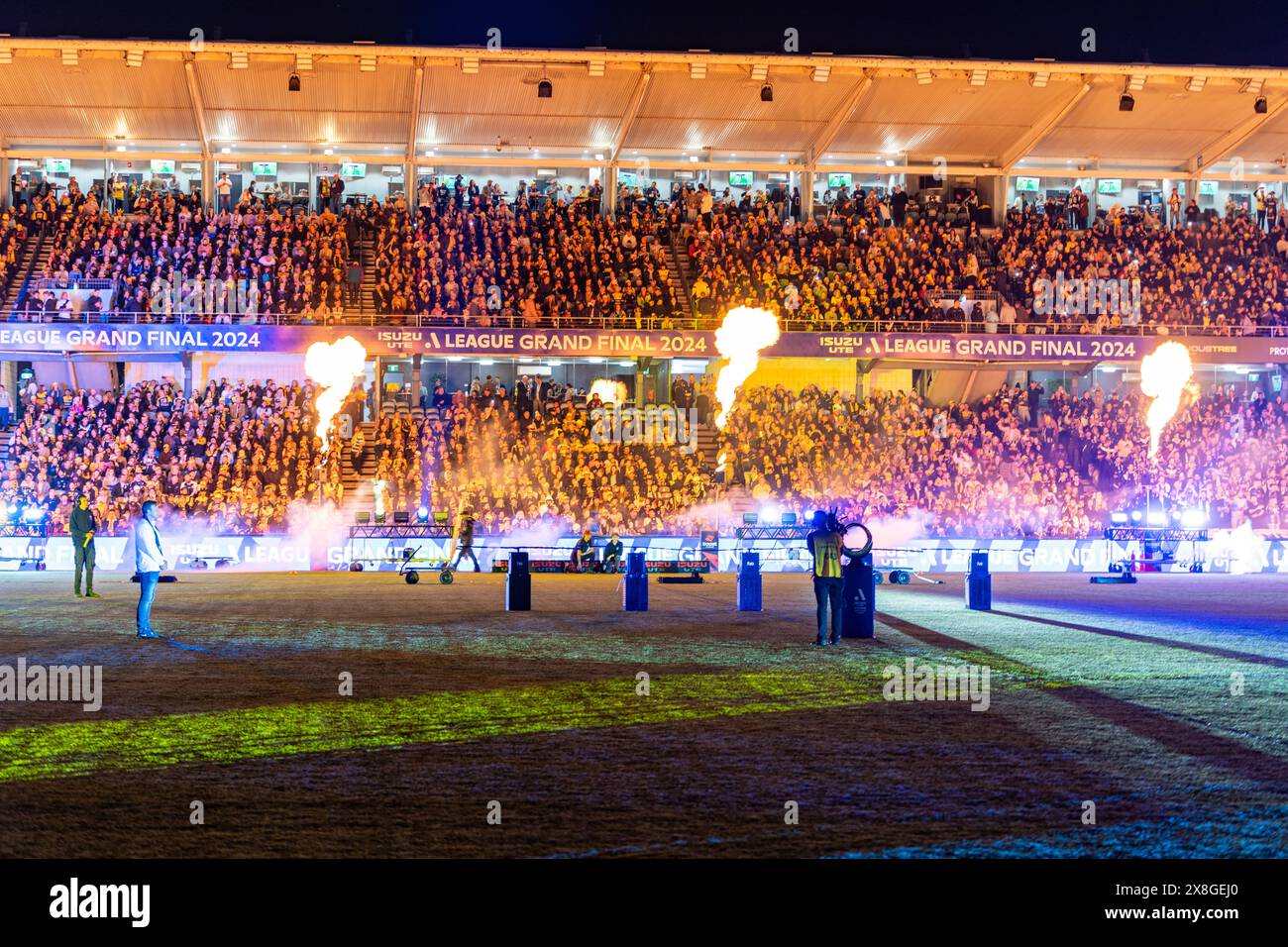 Gosford, Australien. Mai 2024. Grand Final der A-League 2024 – Melbourne Victory gegen Central Coast Mariners im Industree Group Stadium, Gosford. PREGAME Pyrotechnics vor dem A-League Männer Grand Final 2024 - Melbourne Victory gegen Central Coast Mariners. Foto: James Forrester/Alamy Live News Stockfoto