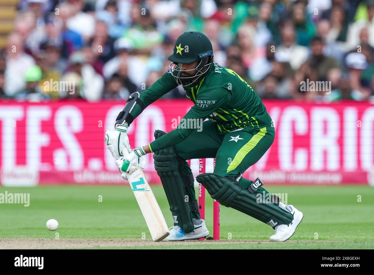 Birmingham, Großbritannien. Mai 2024. Mohammad Amir wurde in zwei Köpfen erwischt, was ihn am 25. Mai 2024 im Edgbaston Cricket Ground, Birmingham, England, beim 2. Vitality IT20 Spiel zwischen England und Pakistan im Bowling von Chris Jordan brachte. Foto von Stuart Leggett. Nur redaktionelle Verwendung, Lizenz für kommerzielle Nutzung erforderlich. Keine Verwendung bei Wetten, Spielen oder Publikationen eines einzelnen Clubs/einer Liga/eines Spielers. Quelle: UK Sports Pics Ltd/Alamy Live News Stockfoto