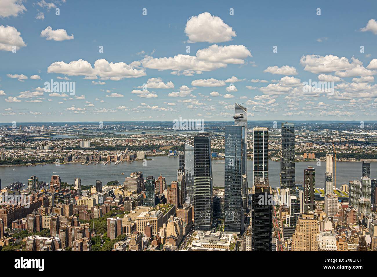 New York, NY, USA - 2. August 2023: 30 Hudson Yards Wolkenkratzer und benachbarte Türme vom Empire State Building aus unter blauer Wolkenlandschaft. Riesig Stockfoto