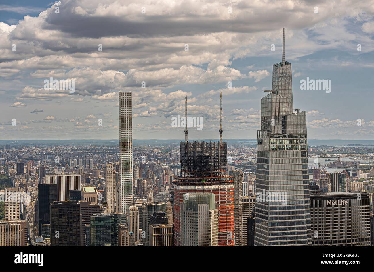 New York, NY, USA - 2. August 2023: Slender 432 Park Ave und ein Vanderbilt Wolkenkratzer unter blauer Wolkenlandschaft, vom Empire State Building aus gesehen. Riesig Stockfoto