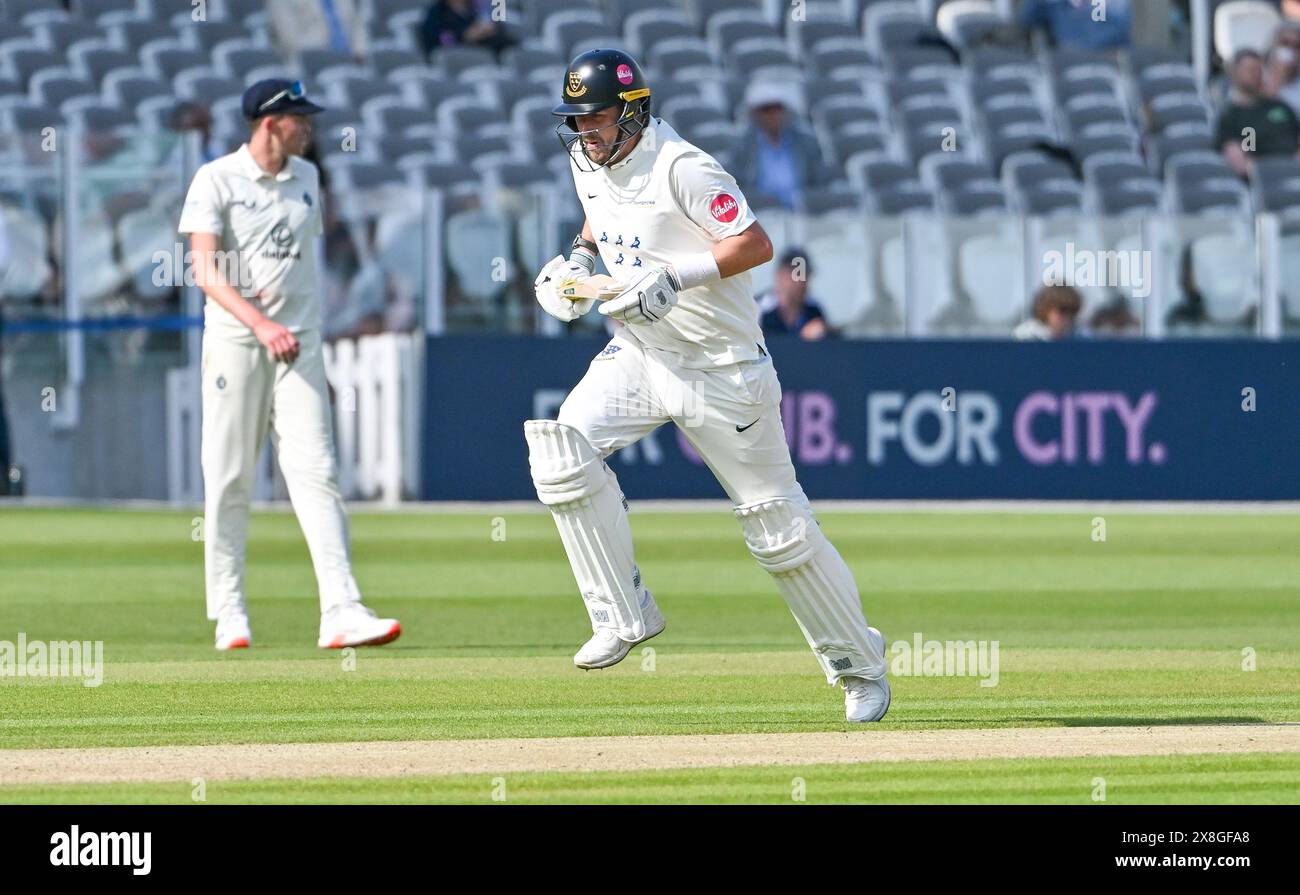 London, England, Großbritannien. Mai 2024. Sussex-Spieler Ollie Robinson bat während der Middlesex gegen Sussex Vitality County Championship auf dem Lord's Cricket Ground in London, England. Quelle: LFP/Alamy Live News Stockfoto