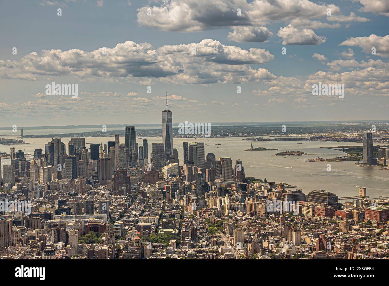 New York, NY, USA - 2. August 2023: Skyline des Finanzviertels und Freiheitsstatue vom Empire State Building aus unter grauer Wolkenlandschaft. Städtisch j Stockfoto