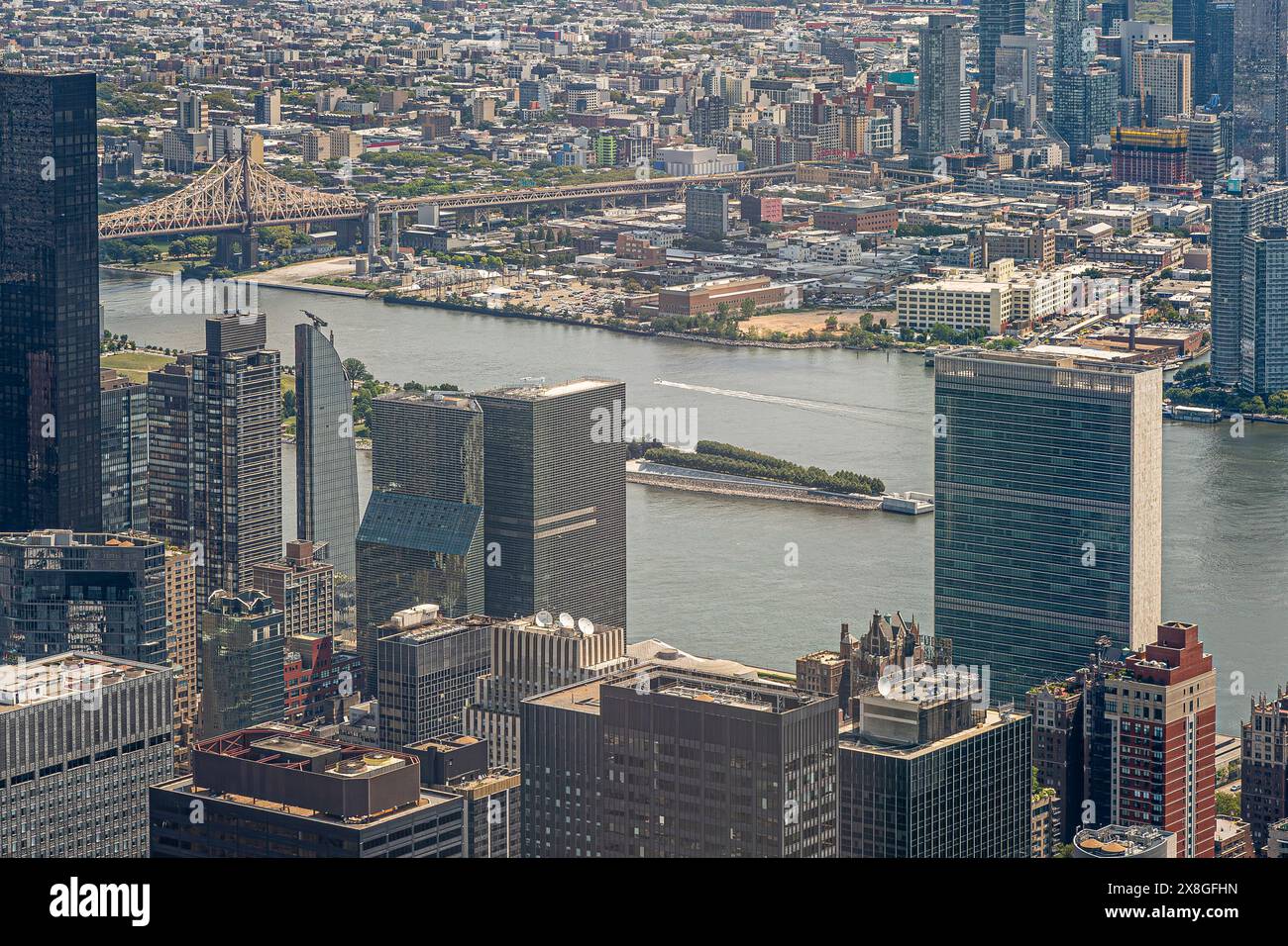 New York, NY, USA - 2. August 2023: Franklin D Roosevelt Four Freedom State Park im East River unter der Ed Koch Queensboro Bridge vom Empire State aus gesehen Stockfoto