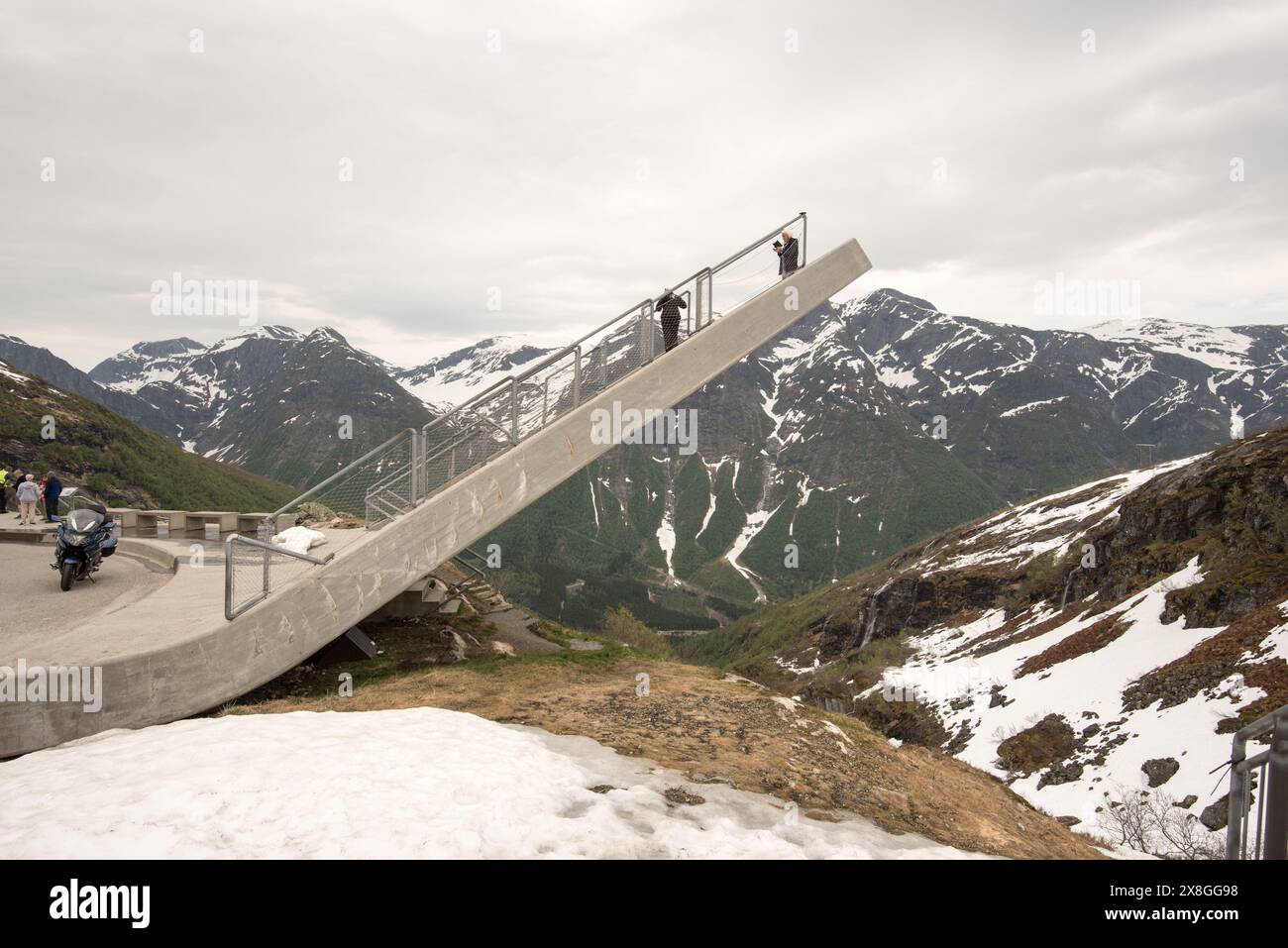 Der Aussichtspunkt am Gaularfjellet ist einer der Orte, die eine schöne Aussicht auf die Landschaft entlang der Straße bieten. Stockfoto