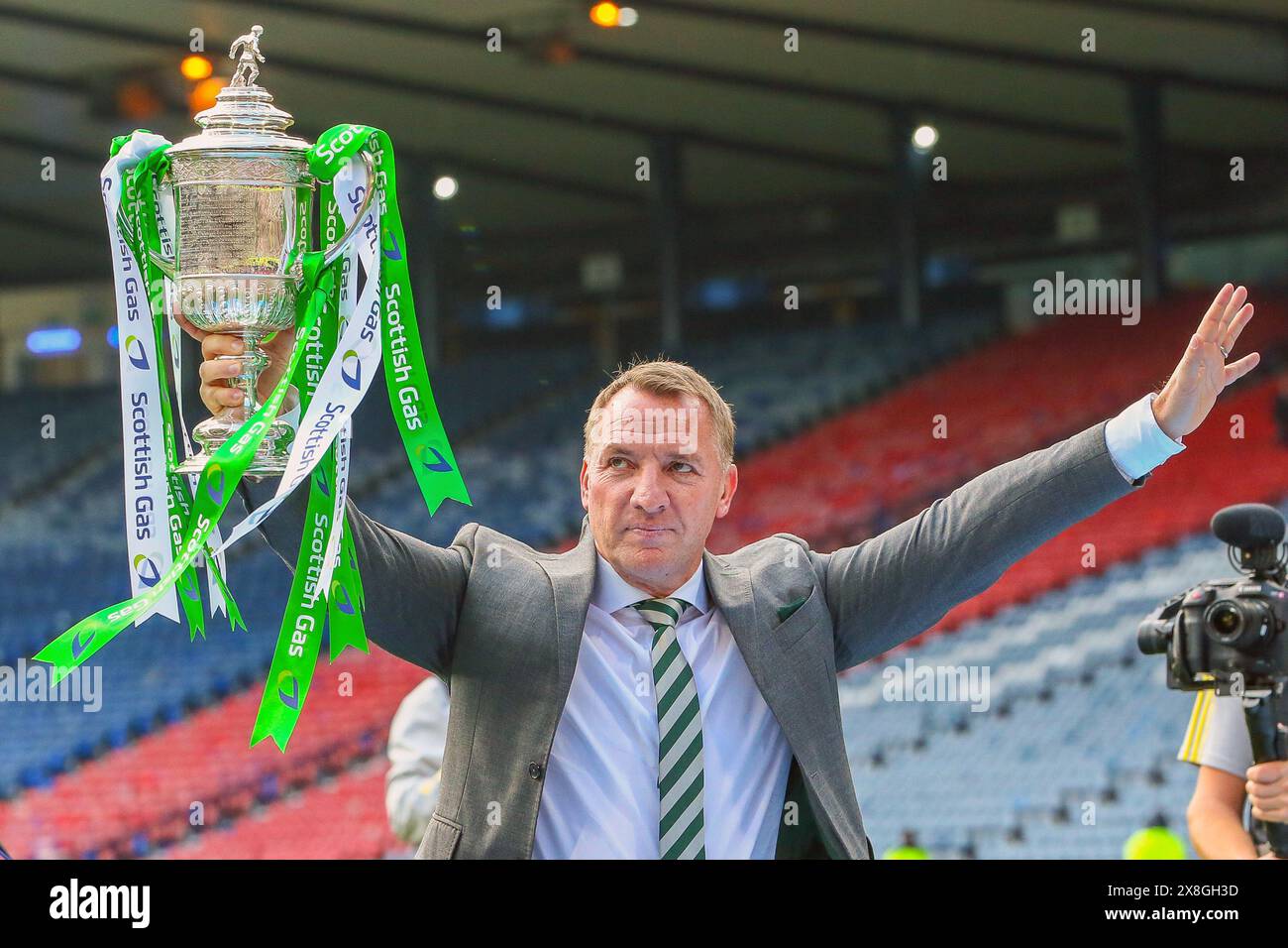 Glasgow, Großbritannien. Mai 2024. Celtic gewann den Scottish Cup im Hampden Park in Glasgow, Schottland, Großbritannien, nachdem Adam Idah in 90 Minuten für Celtic geschossen hatte. Callum McGregor, Kapitän der Celtic, und Brendan Rodgers, Manager der Celtic, nahmen den Cup an. Quelle: Findlay/Alamy Live News Stockfoto