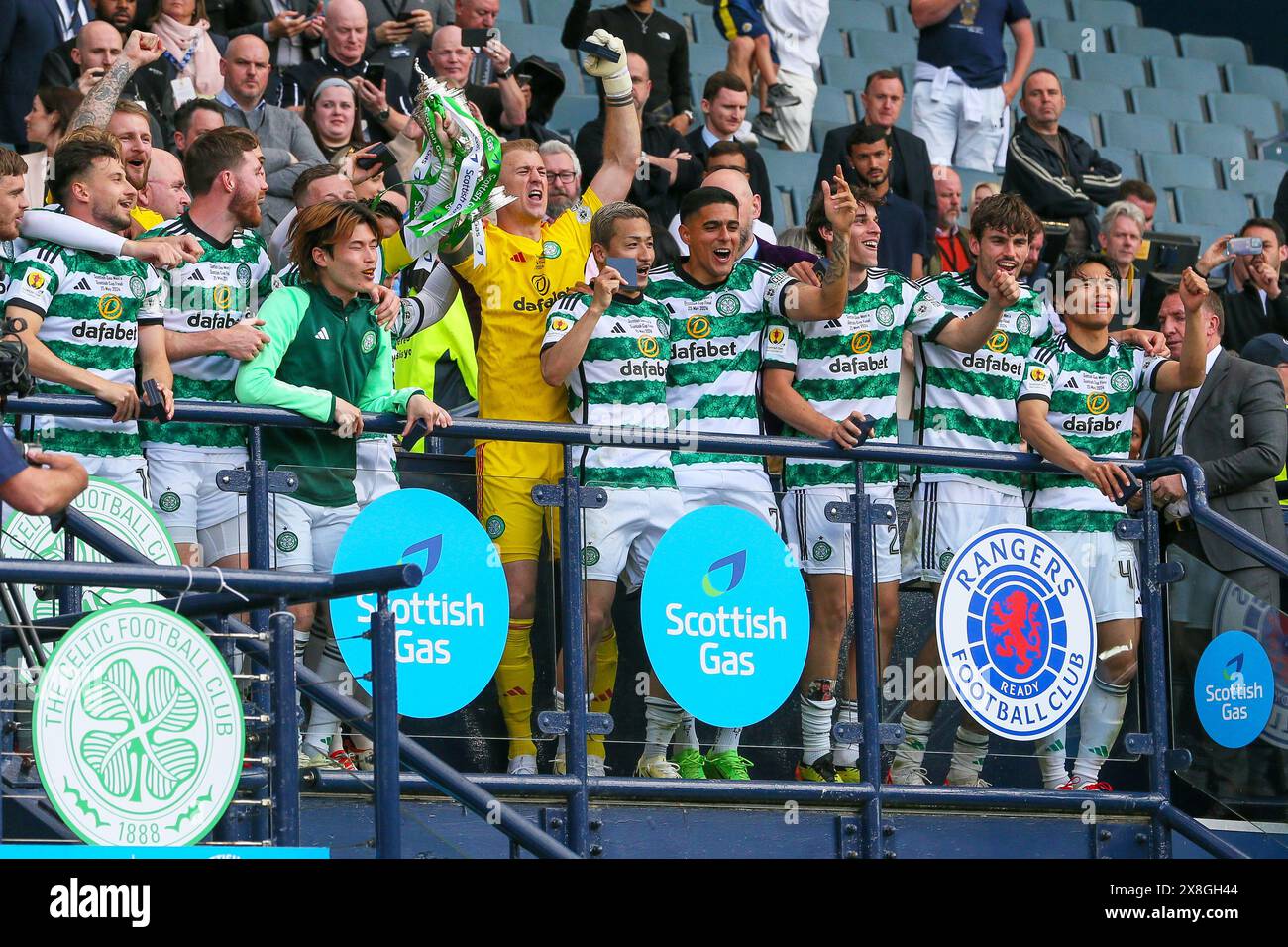 Glasgow, Großbritannien. Mai 2024. Celtic gewann den Scottish Cup im Hampden Park in Glasgow, Schottland, Großbritannien, nachdem Adam Idah in 90 Minuten für Celtic geschossen hatte. Callum McGregor, Kapitän der Celtic, und Brendan Rodgers, Manager der Celtic, nahmen den Cup an. Quelle: Findlay/Alamy Live News Stockfoto