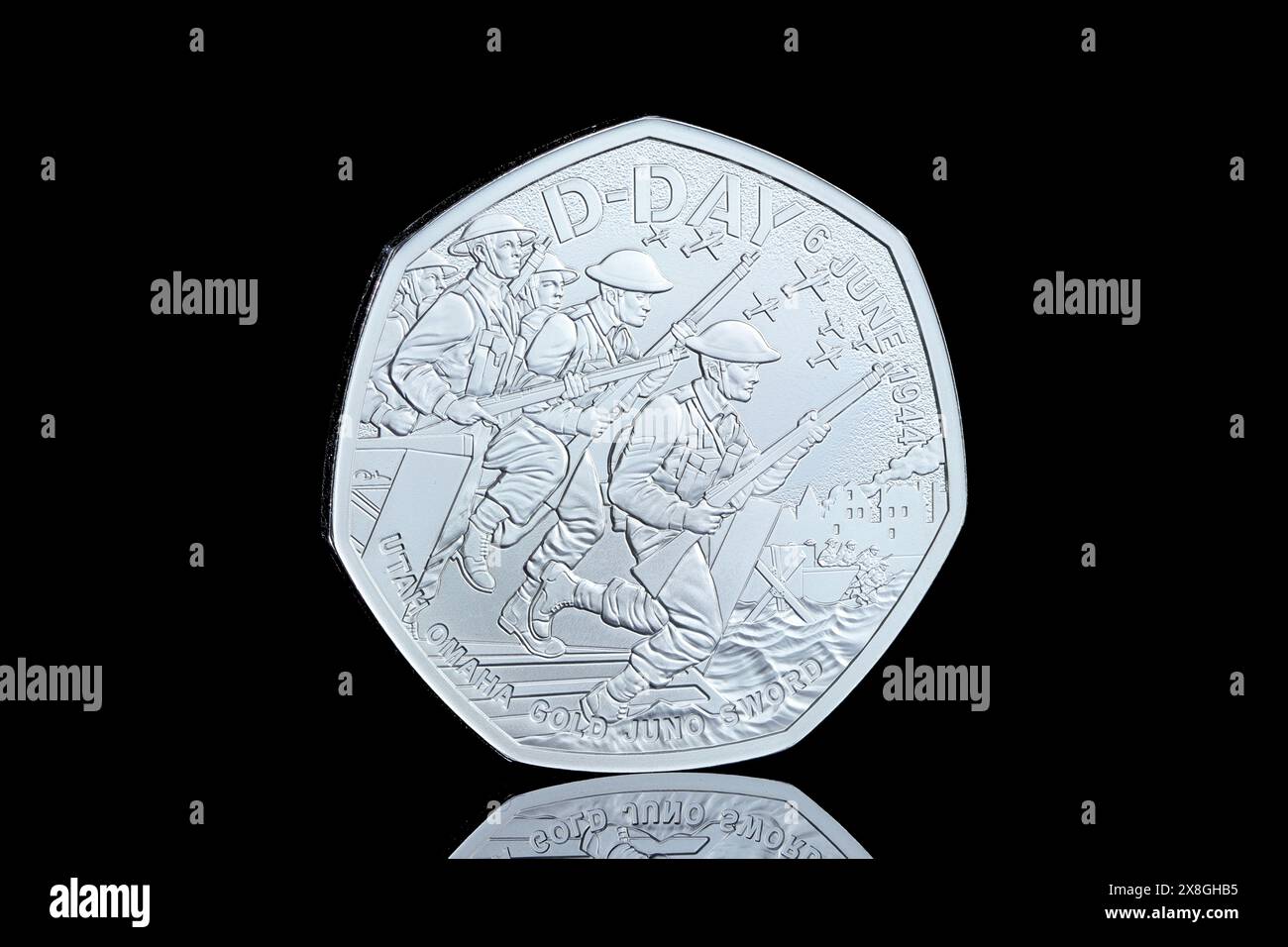 2024 50p Münze zum 80. Jahrestag der Landung des D-Day vom 6. Juni 1944. Auf der Vorderseite ist König Karl III. Dargestellt Stockfoto