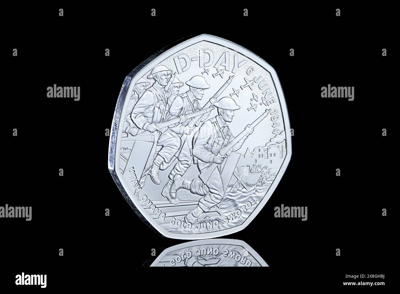 2024 50p Münze zum 80. Jahrestag der Landung des D-Day vom 6. Juni 1944. Auf der Vorderseite ist König Karl III. Dargestellt Stockfoto