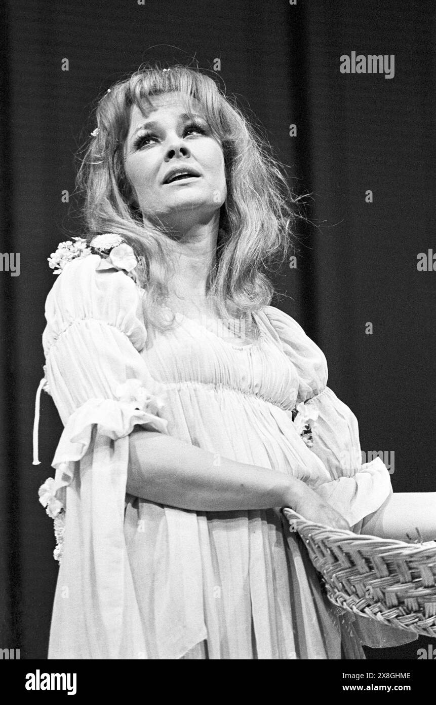 Judi Dench (Perdita) in DER WINTERGESCHICHTE von Shakespeare in der Royal Shakespeare Company (RSC), Aldwych Theatre, London WC2 02/07/1970 Design: Christopher Morley Beleuchtung: John Bradley Regie: Trevor Nunn Stockfoto