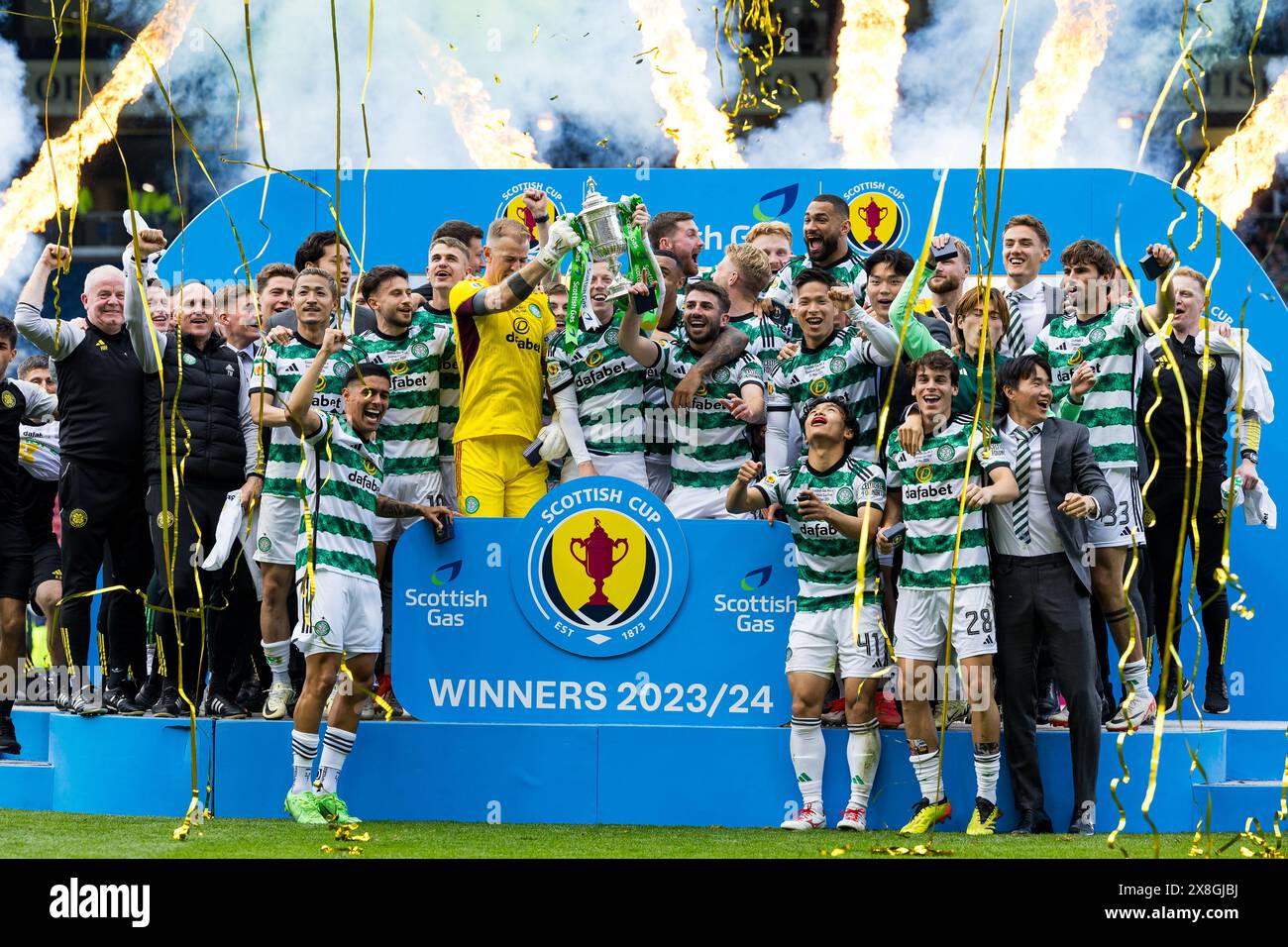 Celtic vs Rangers - Scottish Cup Finale im Hampden Park in Glasgow, Schottland am 25. Mai 2024 Celtic feiert ihren Pokalsieg vor den Celtic Fans (Foto: Raymond Davies/Sportpix/SIPA USA) Stockfoto
