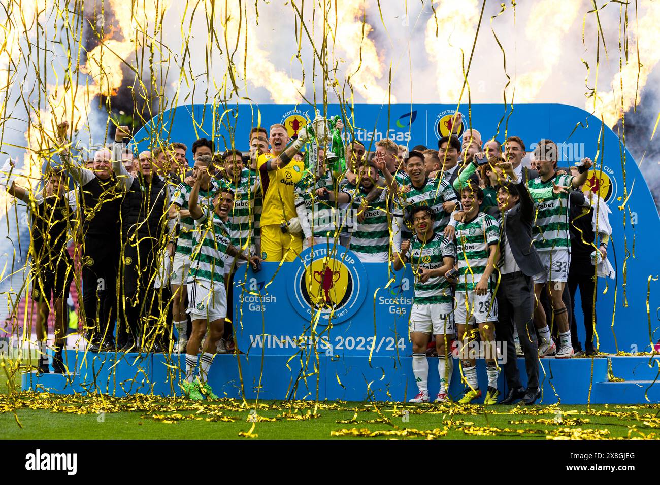 Celtic vs Rangers - Scottish Cup Finale im Hampden Park in Glasgow, Schottland am 25. Mai 2024 Celtic feiert ihren Pokalsieg vor den Celtic Fans (Foto: Raymond Davies/Sportpix/SIPA USA) Stockfoto
