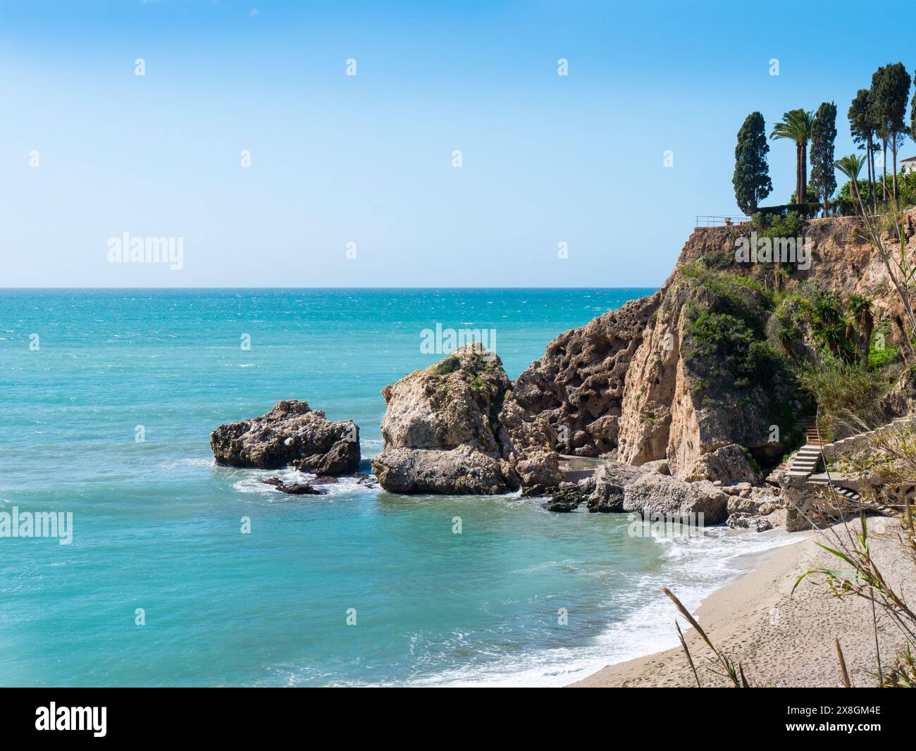 Der Burriana Beach in Nerja an der Costa Del Sol in Spanien Stockfoto