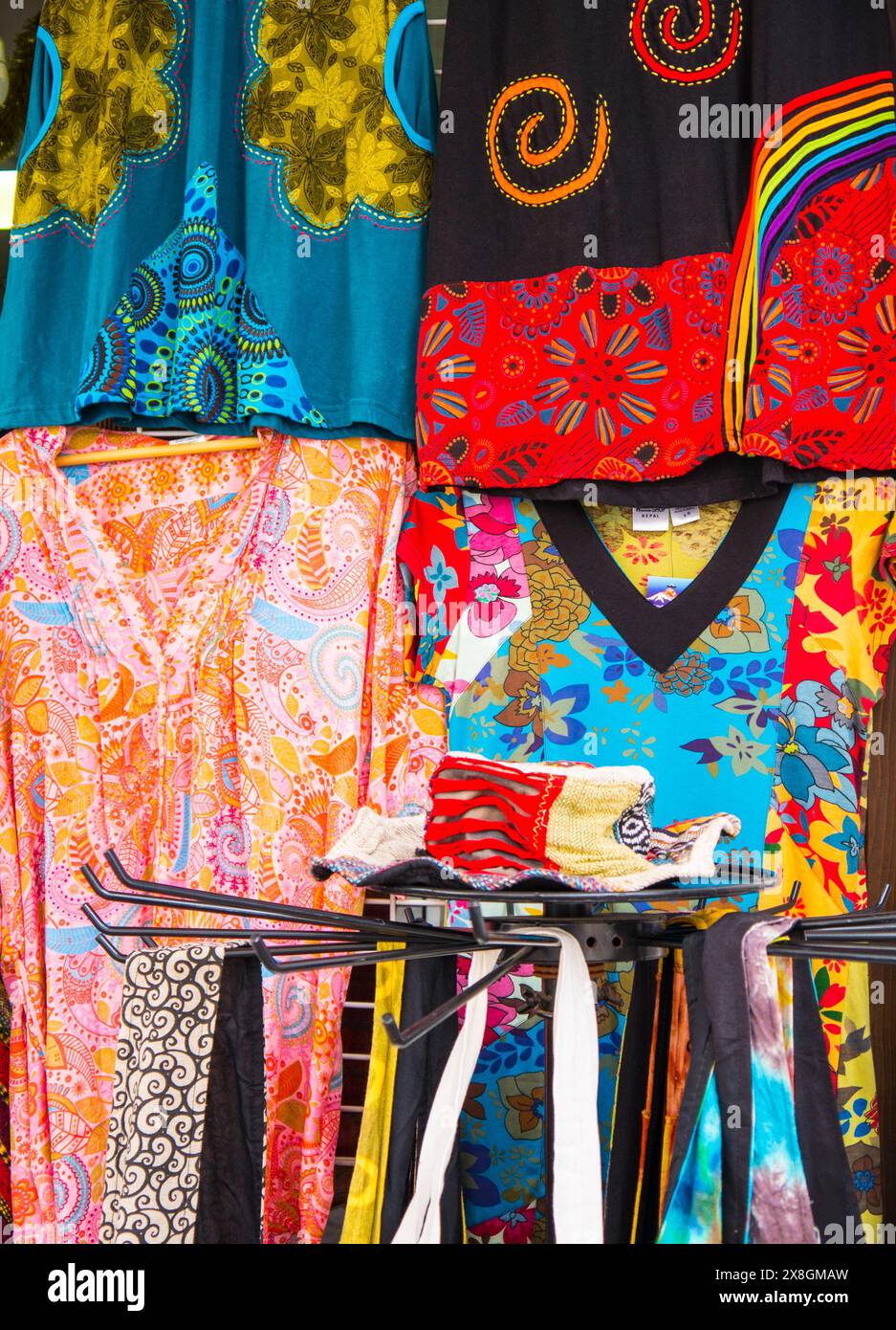 Bunte Stoffe auf dem Markt in Nerja Spanien Stockfoto