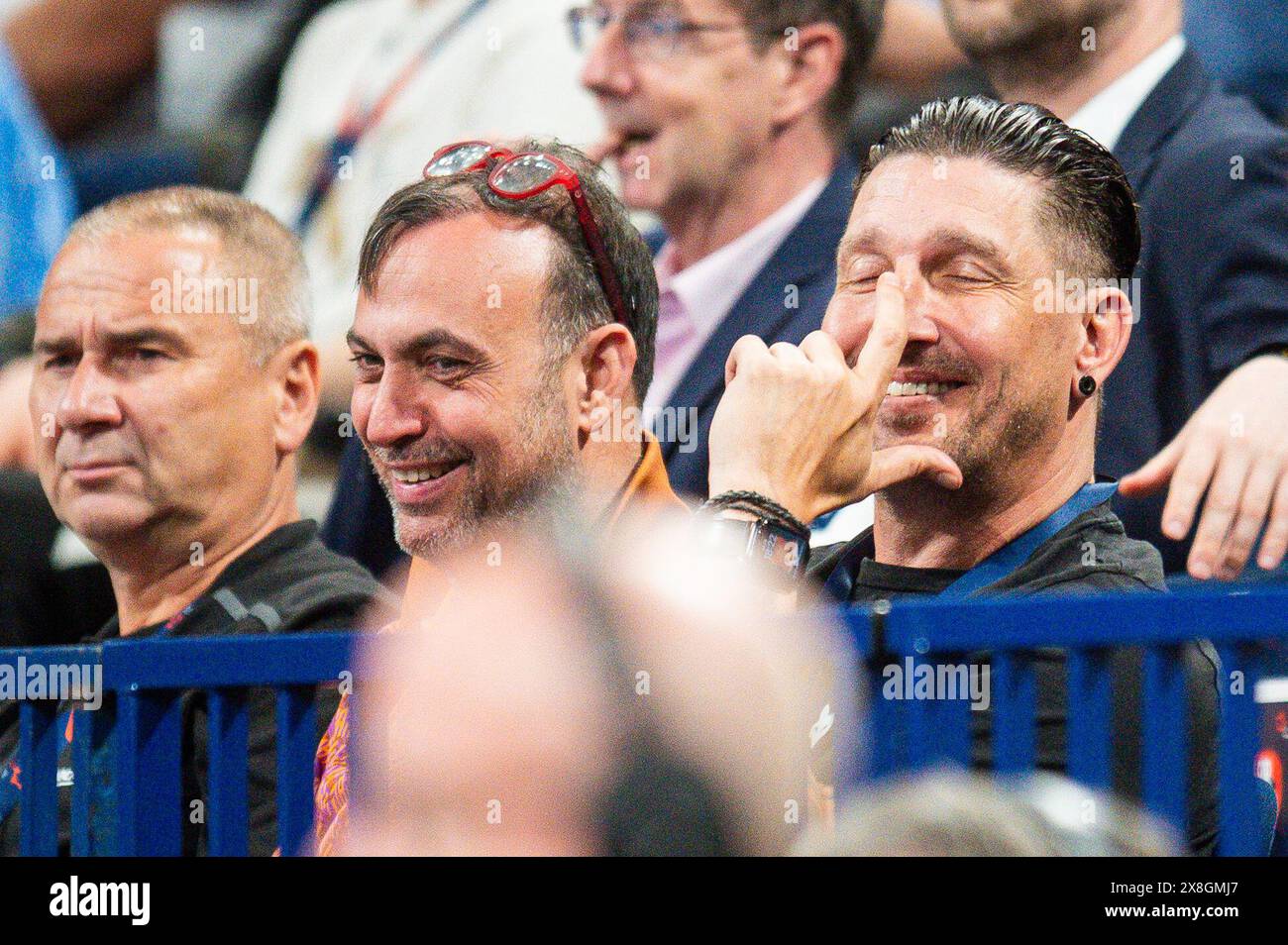 Hamburg, Deutschland. Mai 2024. Handball: EHF European League, Rhein-Neckar Löwen - Füchse Berlin, Finale vier, Halbfinale, Barclays Arena. Berlins Hans Robert 'Bob' Hanning (von links) mit Berlins Stefan Kretzschmar. Quelle: Noah Wedel/dpa/Alamy Live News Stockfoto